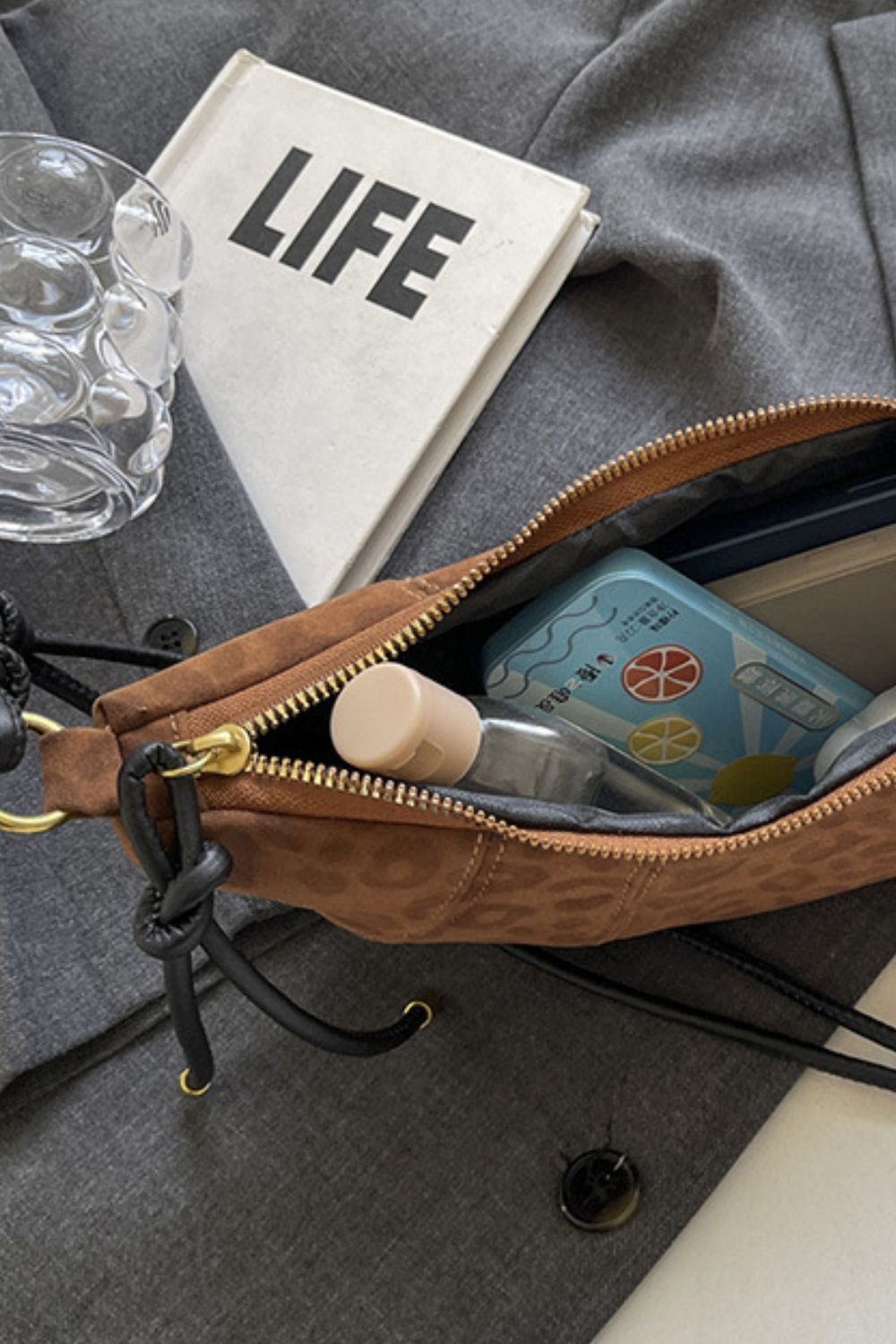 Umhängetasche aus Wildleder mit PU-Lederriemen