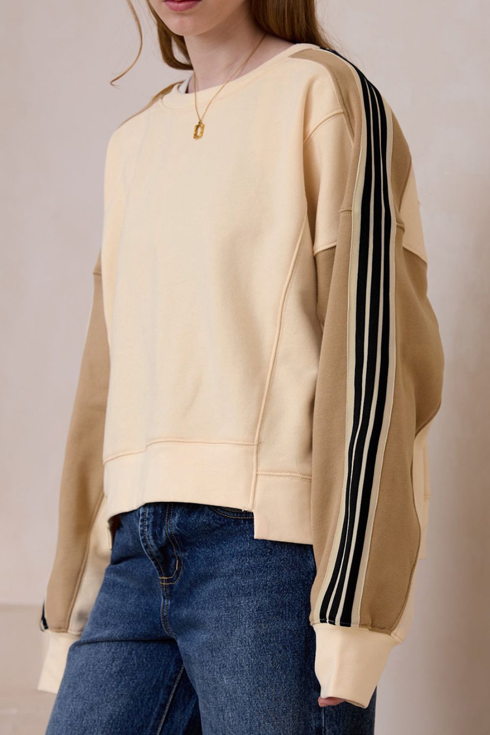 Sweatshirt mit kontrastierendem Rundhalsausschnitt und langen Ärmeln