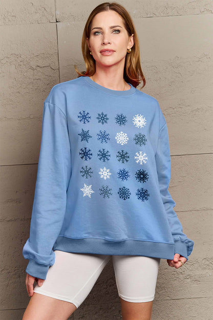 Simply Love – Sweatshirt mit Rundhalsausschnitt und Schneeflocken in voller Größe