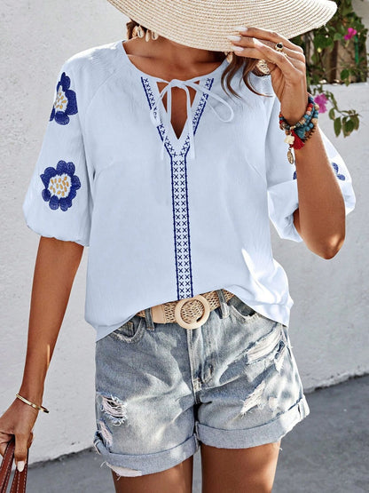 Bestickte Bluse mit Puffärmeln und Schleife am Hals