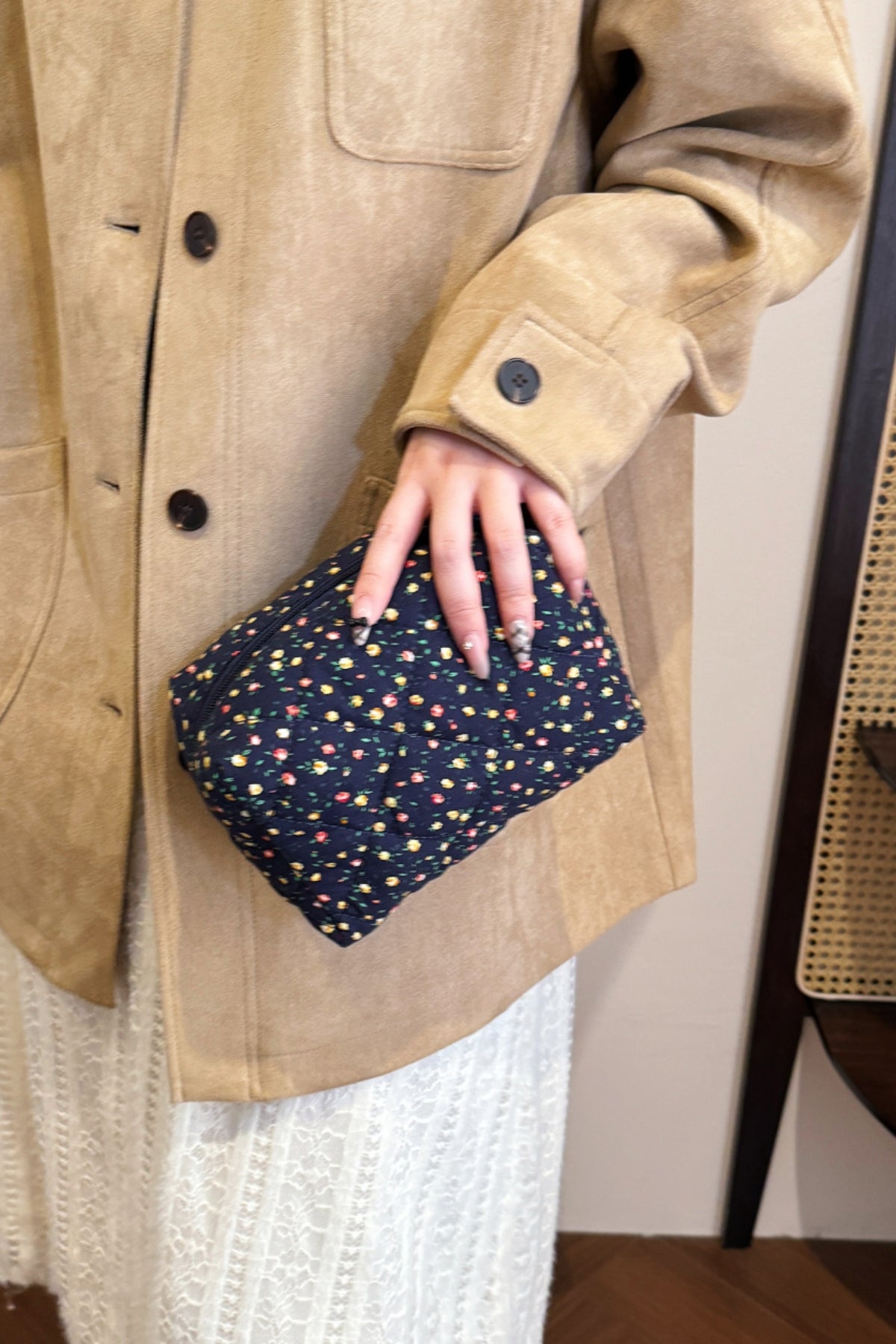 Clutch mit Blumenmuster und gestepptem Karofutter