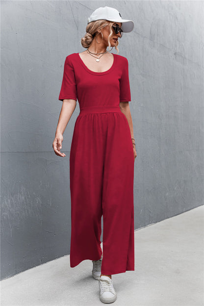 Jumpsuit mit U-Ausschnitt, halblangen Ärmeln und weitem Bein