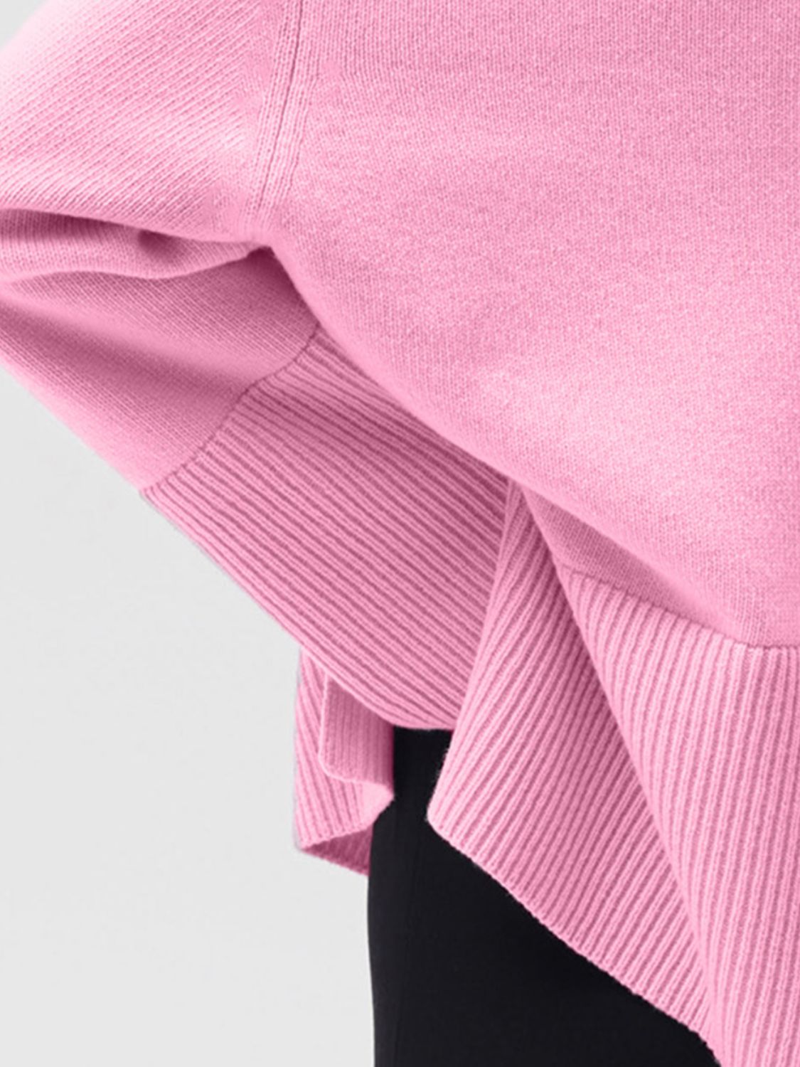 Rollkragenpullover mit seitlichem Schlitz und überschnittener Schulter