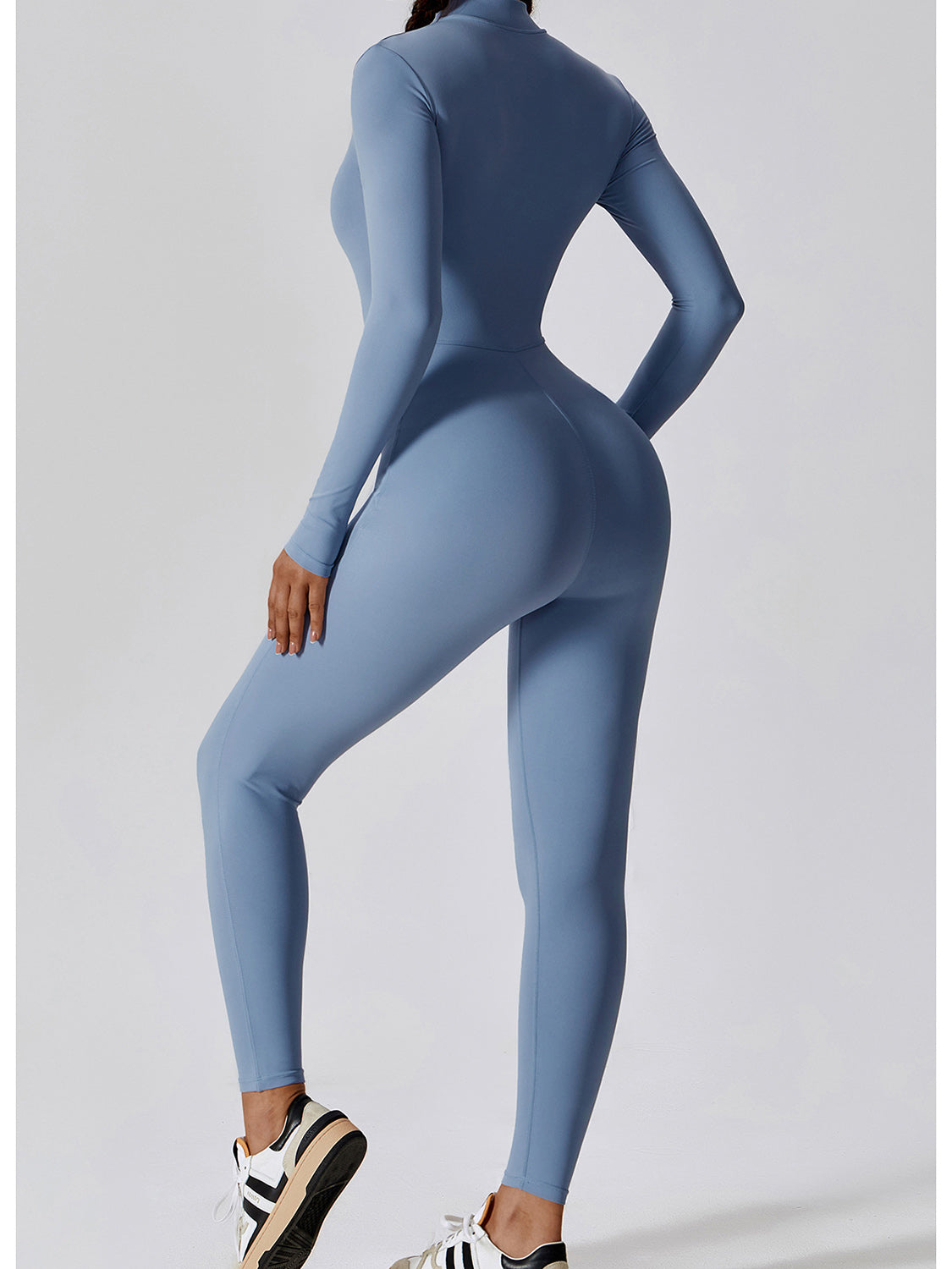 Jumpsuit mit Stehkragen und langen Ärmeln und Reißverschluss