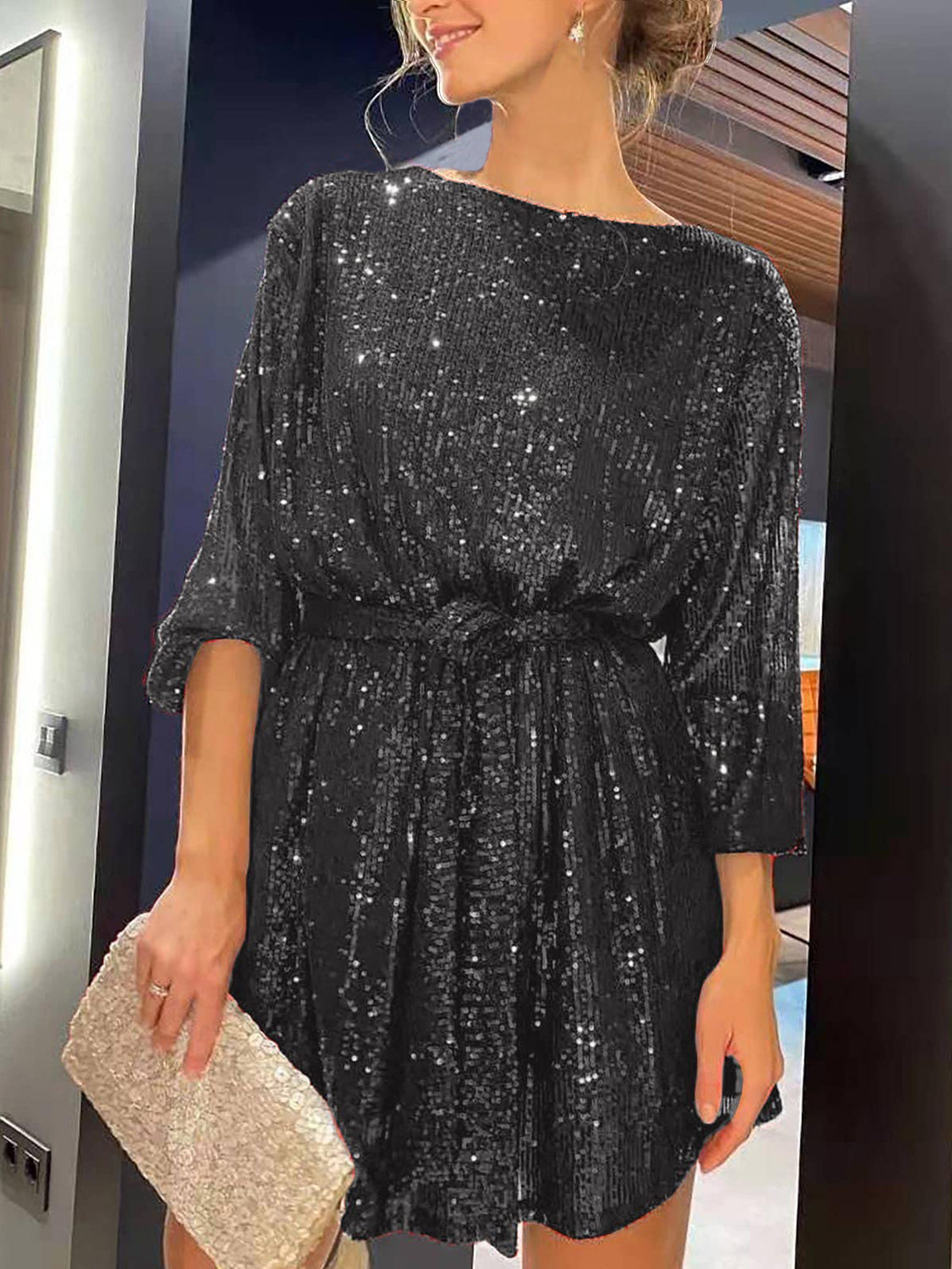 Langärmliges Minikleid mit Pailletten und Bindegürtel
