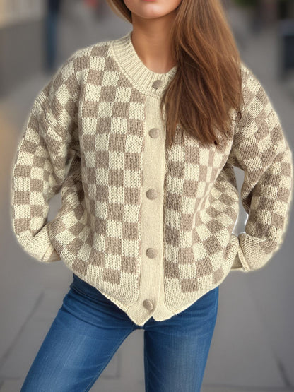 Karierte Strickjacke mit Rundhalsausschnitt und Knopfleiste