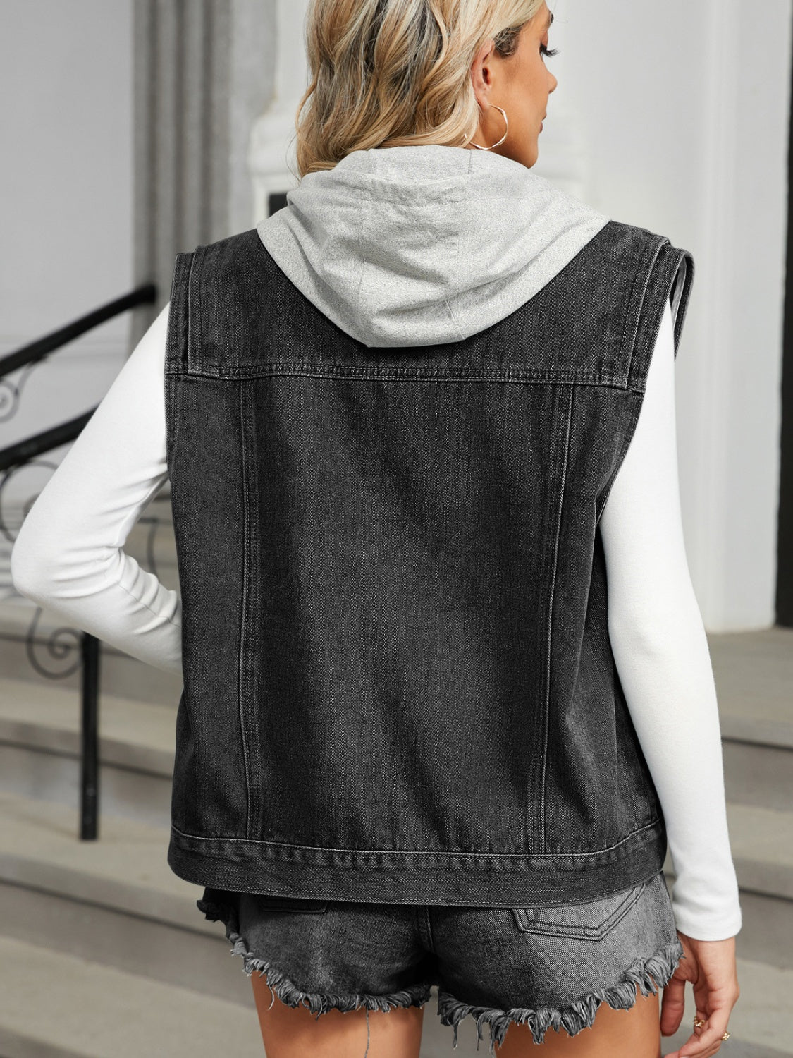 Ärmellose Jeansjacke mit Taschen und Knopfleiste