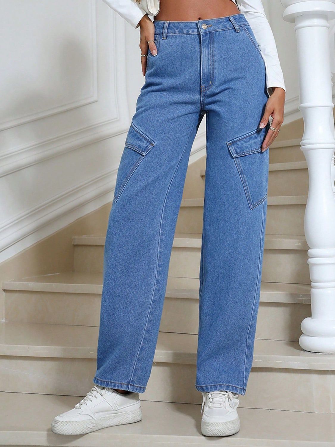 Jeans mit geradem Bein und hoher Taille und Taschen