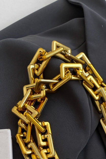 Handtasche mit Kettendetail und Blasenstruktur