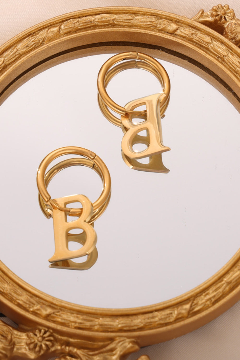 Buchstaben-Creolen aus Titanstahl