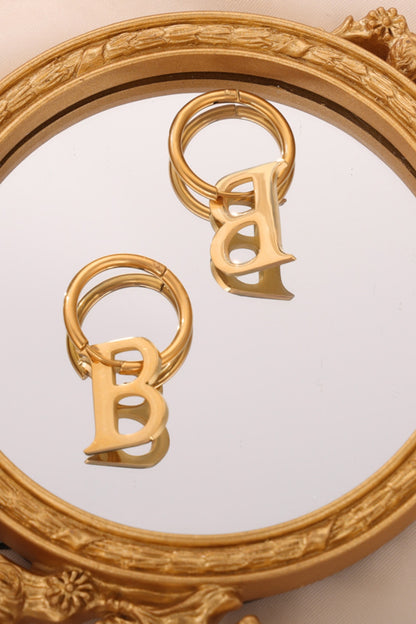 Buchstaben-Creolen aus Titanstahl