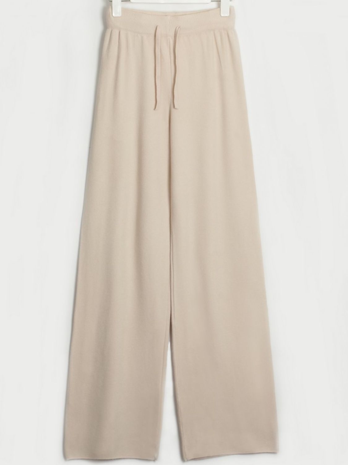 Set aus langärmligem Oberteil mit V-Ausschnitt und Hose mit Kordelzug