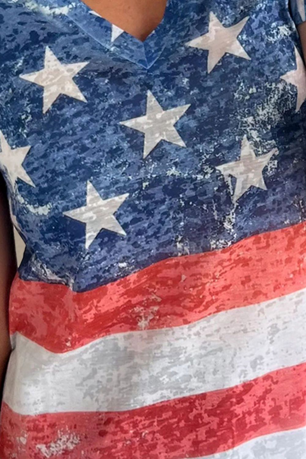 Kurzärmliges T-Shirt mit V-Ausschnitt und Sternen und Streifen