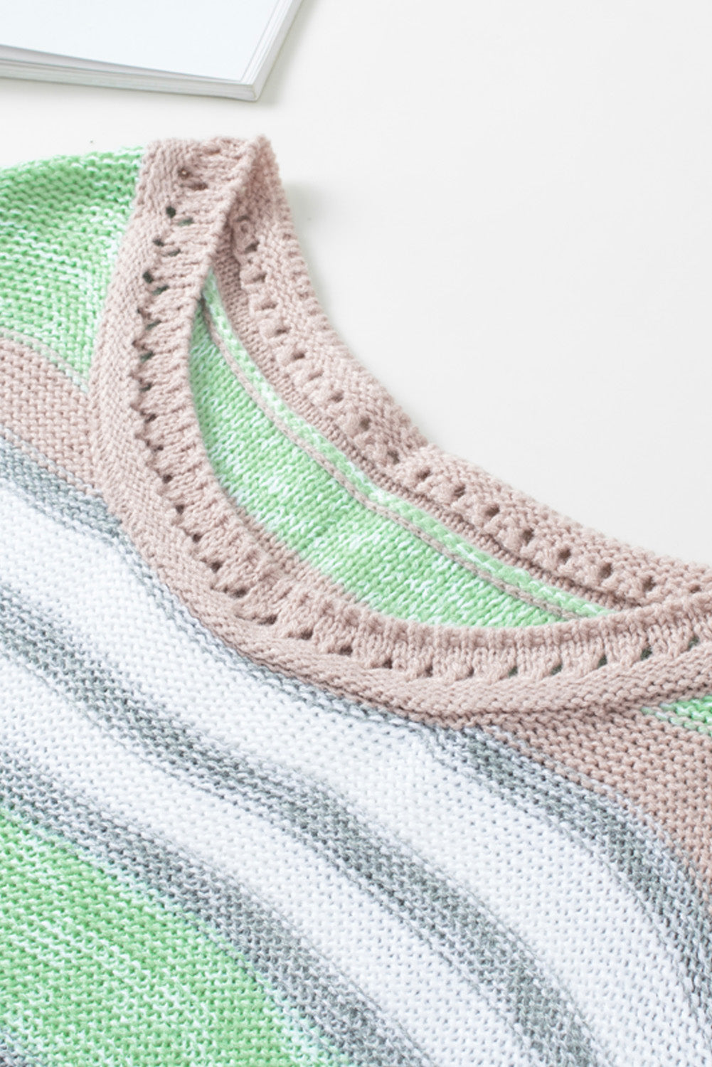 Pullover mit kontrastierenden Streifen und U-Boot-Ausschnitt sowie überschnittenen Schultern