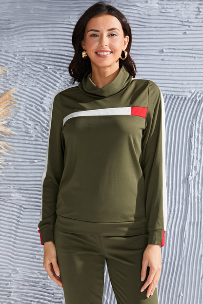 Set aus langärmligem Oberteil mit Rollkragen und Hose mit Seitenstreifen