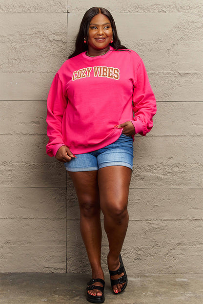 Simply Love – COZY VIBES – Grafik-Sweatshirt in voller Größe