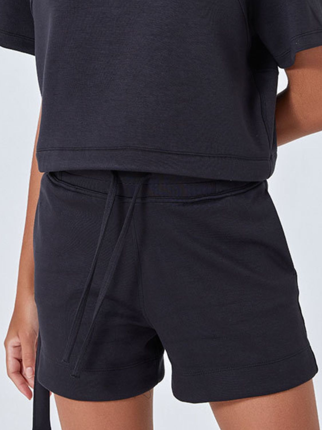 Einfarbige Shorts mit Kordelzug und Taschen