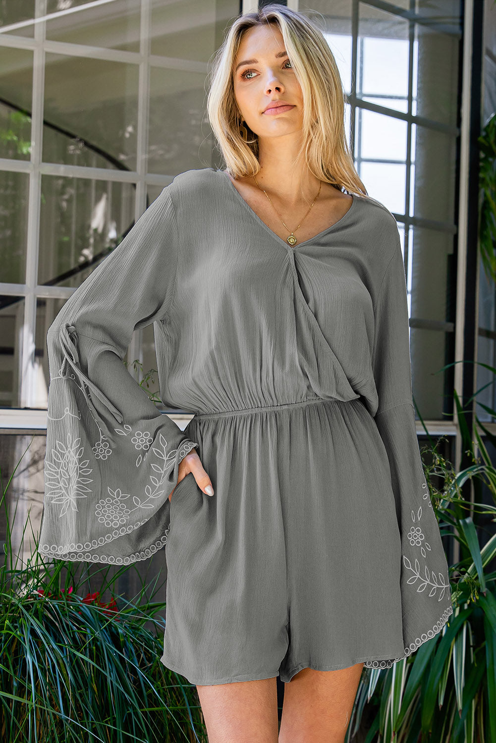 Strampler mit Überkragen und ausgestellten Ärmeln