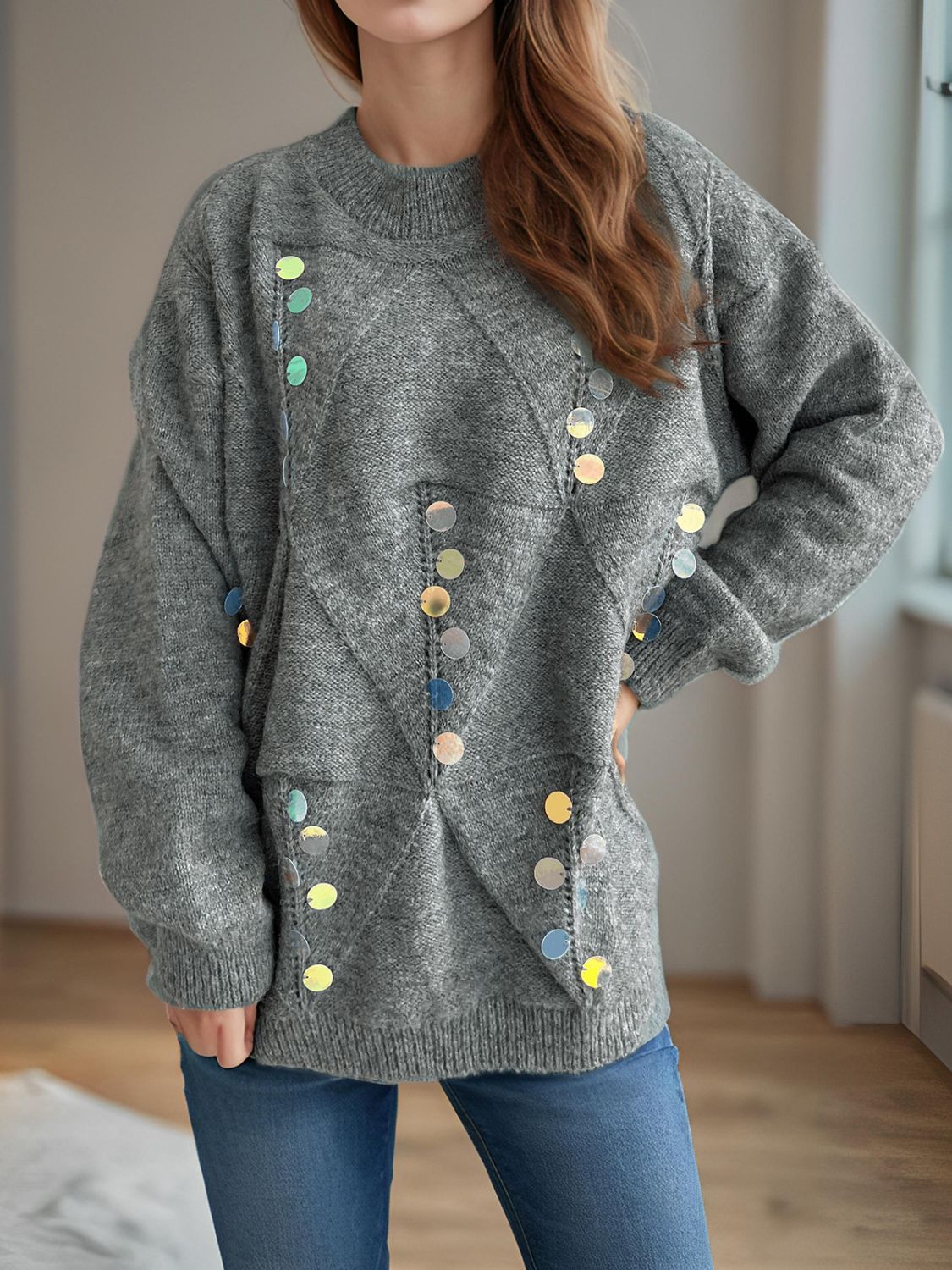 Langärmliger Pullover mit Stehkragen und Pailletten