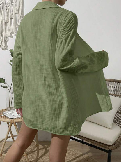 Set mit Oberteil mit überschnittenen Schultern und Knopfleiste und Shorts mit elastischer Taille
