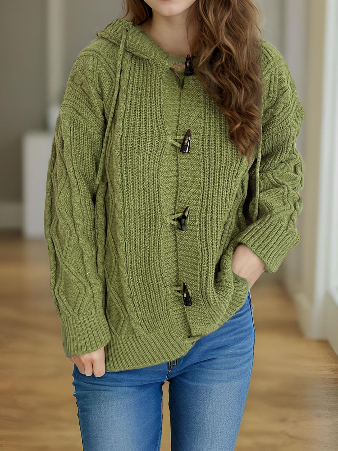 Langärmlige Strickjacke mit Kapuze und Zopfmuster