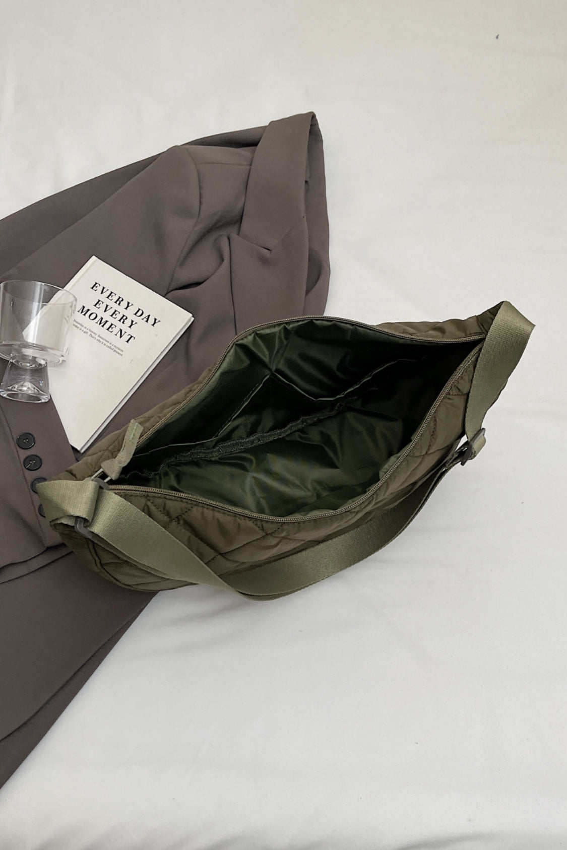 Umhängetasche mit Karomuster, gestepptem und verstellbarem Riemen