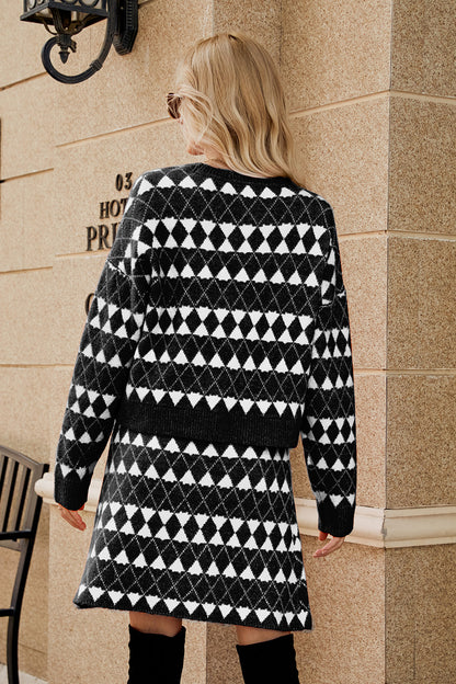 Set aus Cardigan und Rock mit geometrischem Muster und Knopfleiste vorne