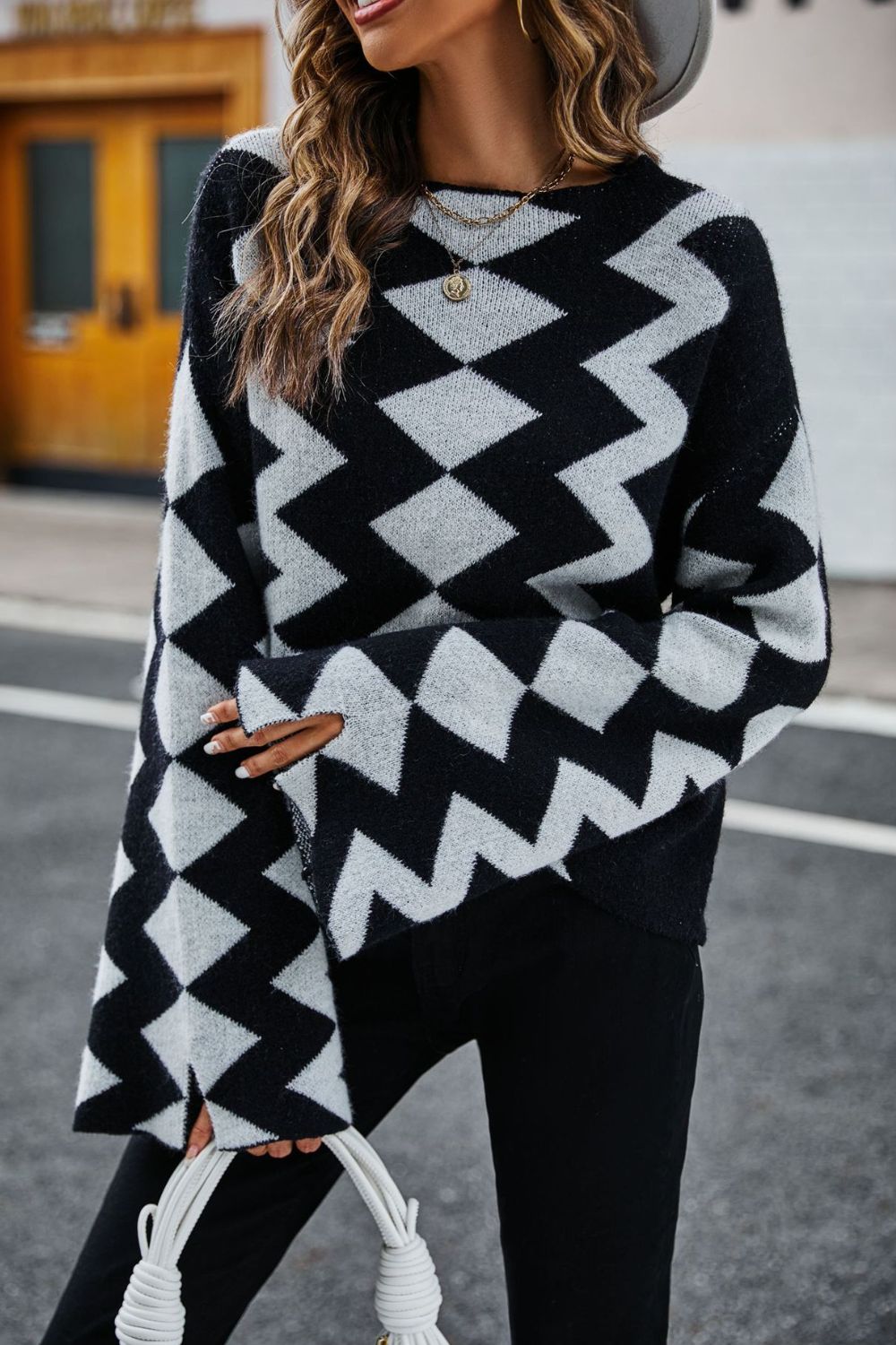 Pullover mit Engelsflügeln, geometrischem Schlitz, ausgestellten Ärmeln und Rundhalsausschnitt