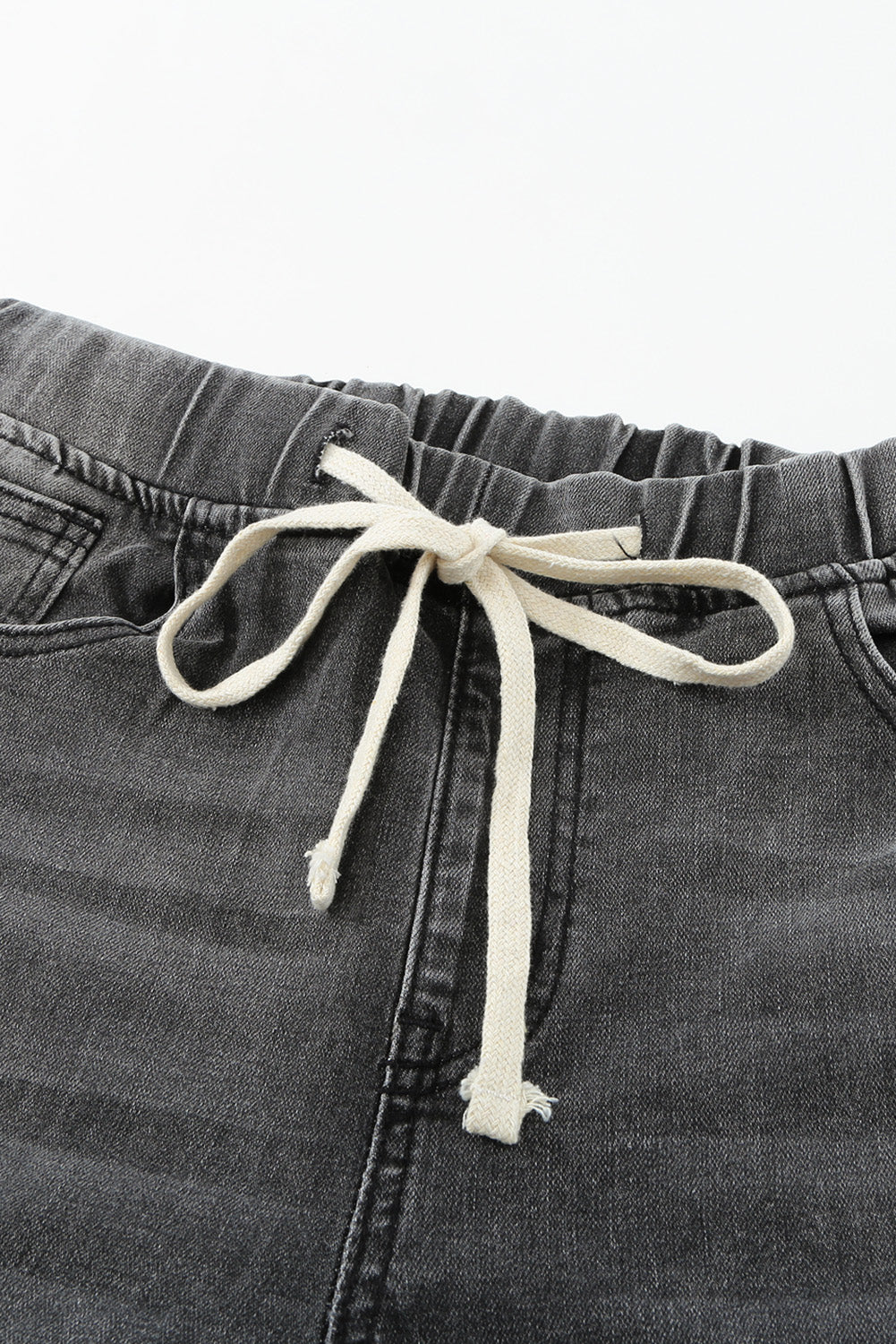 Distressed-Jeans mit Kordelzug, offenem Saum und Taschen
