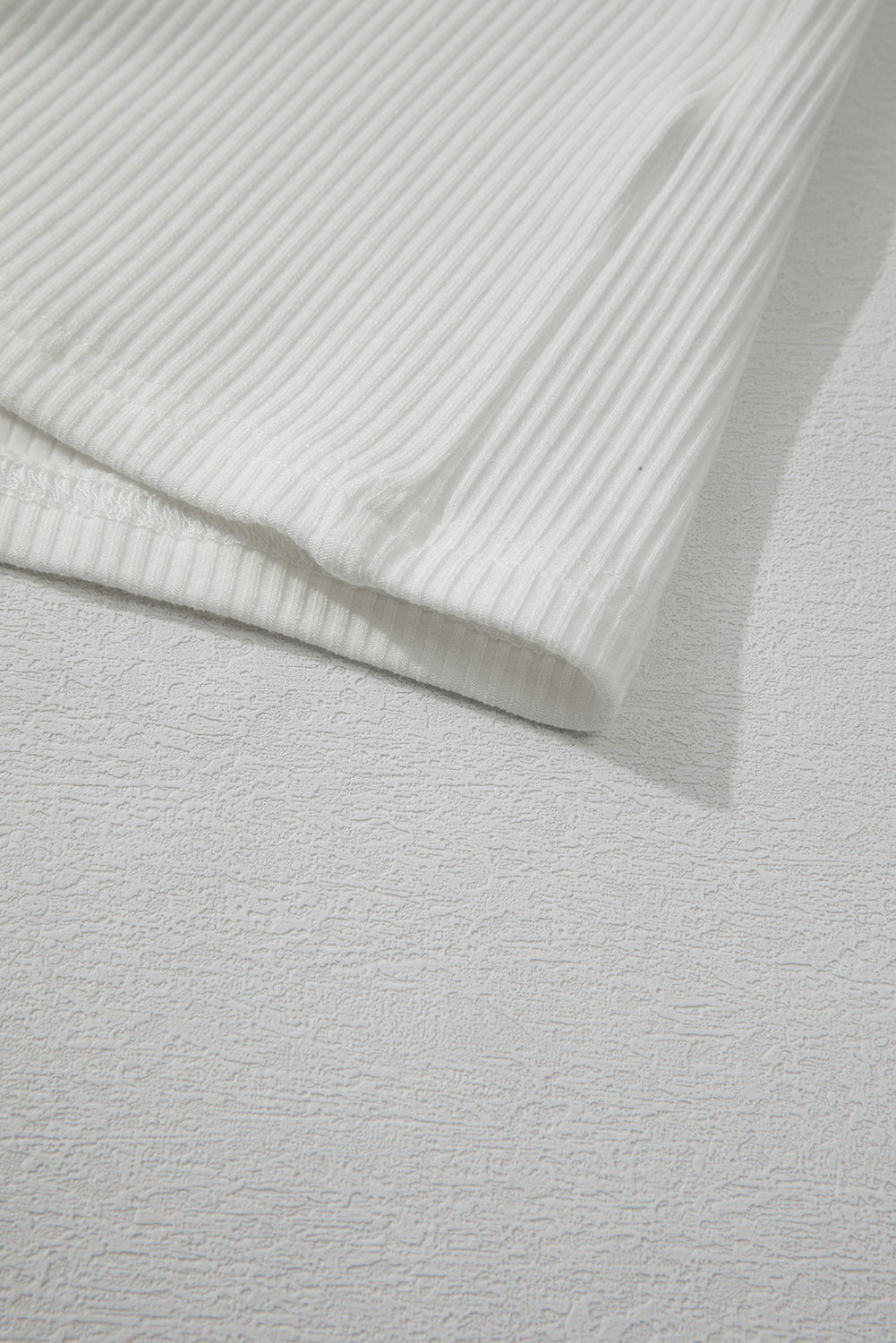 Geripptes Oberteil mit Spitzendetail und langen Ärmeln