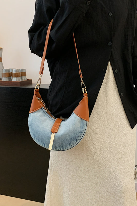 Umhängetasche aus kontrastierendem Denim