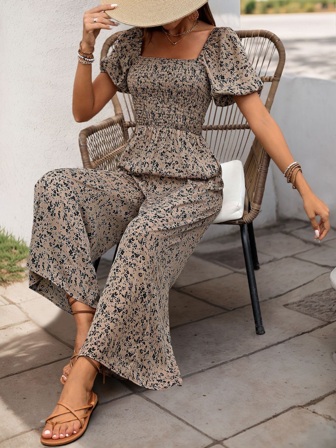 Perfee Jumpsuit mit gesmoktem Print und quadratischem Ausschnitt und Puffärmeln