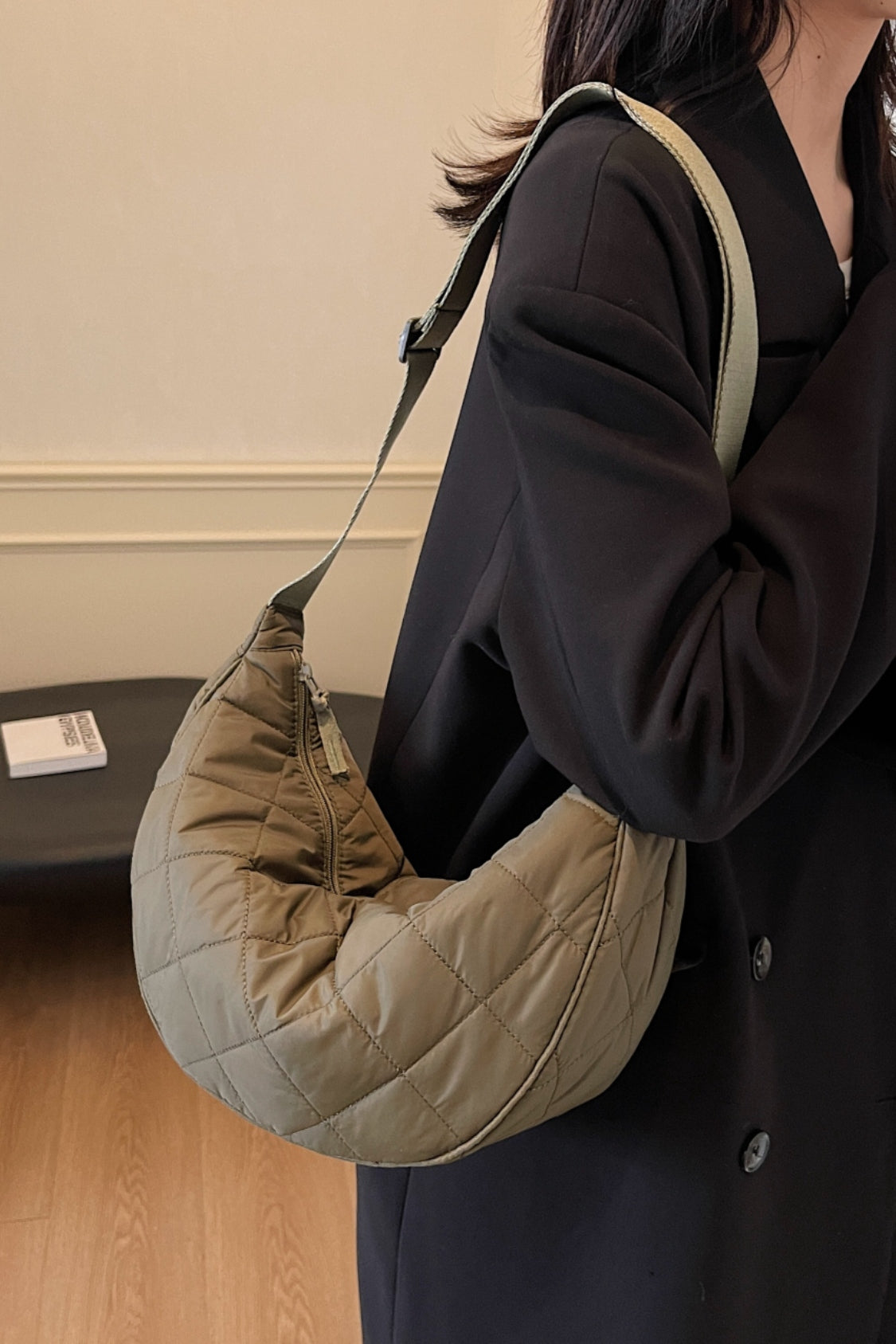 Umhängetasche mit Karomuster, gestepptem und verstellbarem Riemen