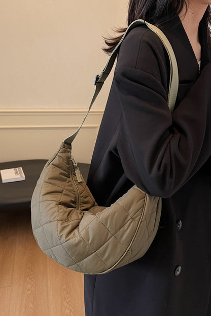 Umhängetasche mit Karomuster, gestepptem und verstellbarem Riemen