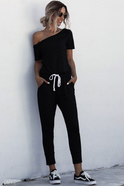 Asymmetrischer Jumpsuit mit Bindeband am Hals und Taschen