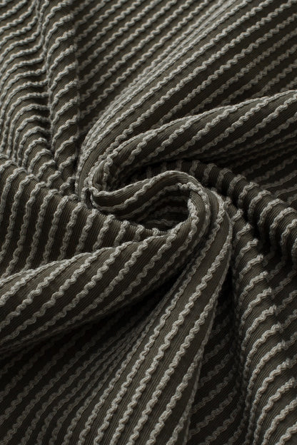 Set aus Rundhalsoberteil und Shorts mit Taschen in Übergröße