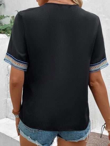 Kurzarmbluse mit V-Ausschnitt in voller Größe