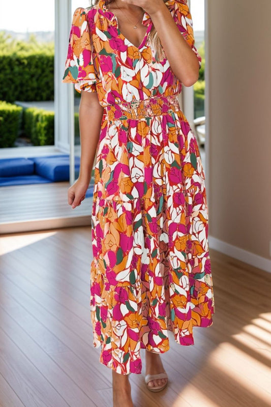 Kurzärmliges Midikleid mit Rüschendruck und Kerbe