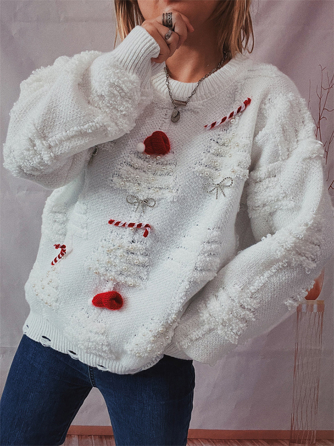 Langärmliger Pullover mit Rundhalsausschnitt und Perlendetail