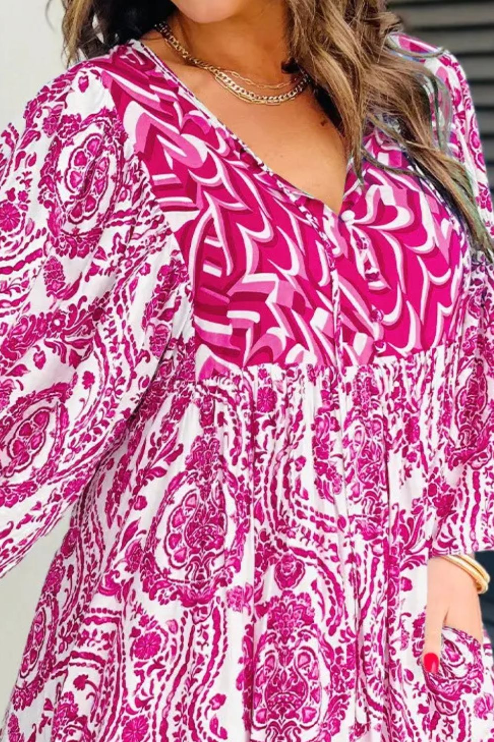 Bedrucktes, langärmliges Minikleid mit Bindeband am Kragen