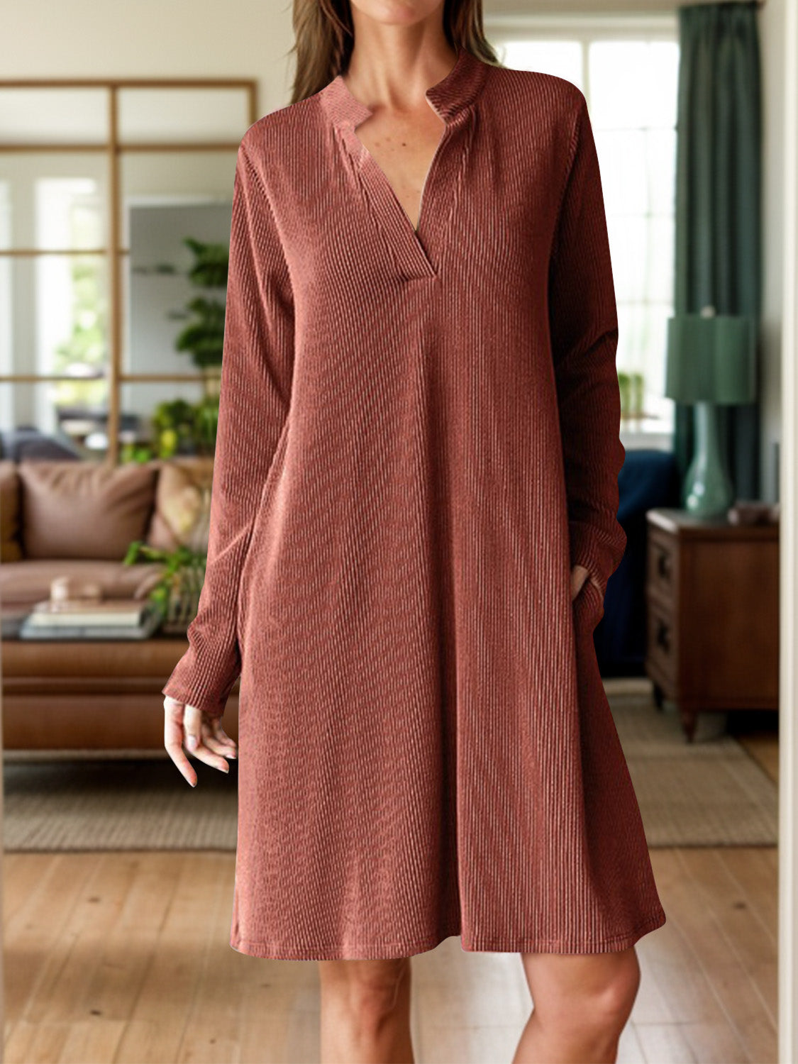 Minikleid mit langen Ärmeln und Einkerbungen und Taschen