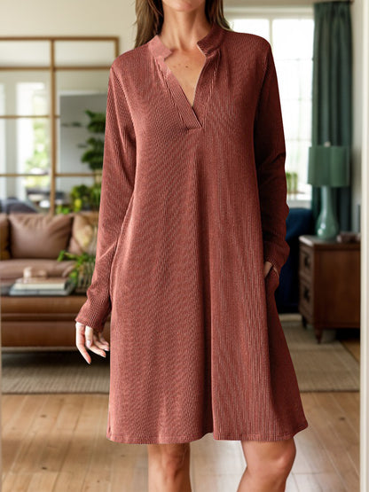 Minikleid mit langen Ärmeln und Einkerbungen und Taschen