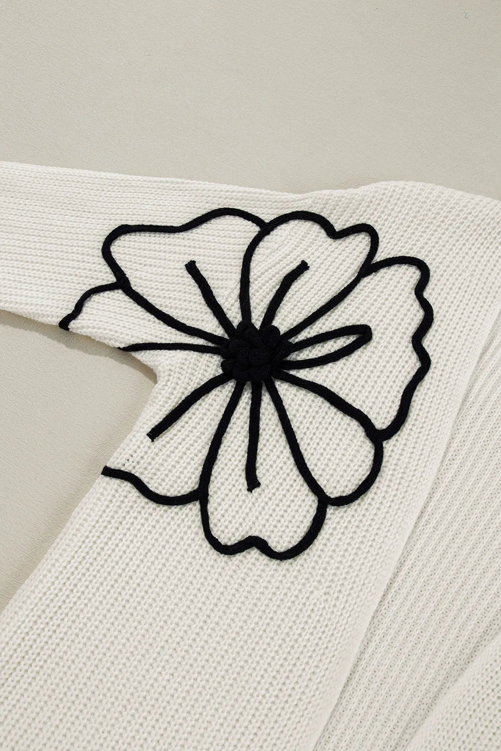 Strickjacke mit Blumenmuster und offener Vorderseite in voller Größe, langärmlig