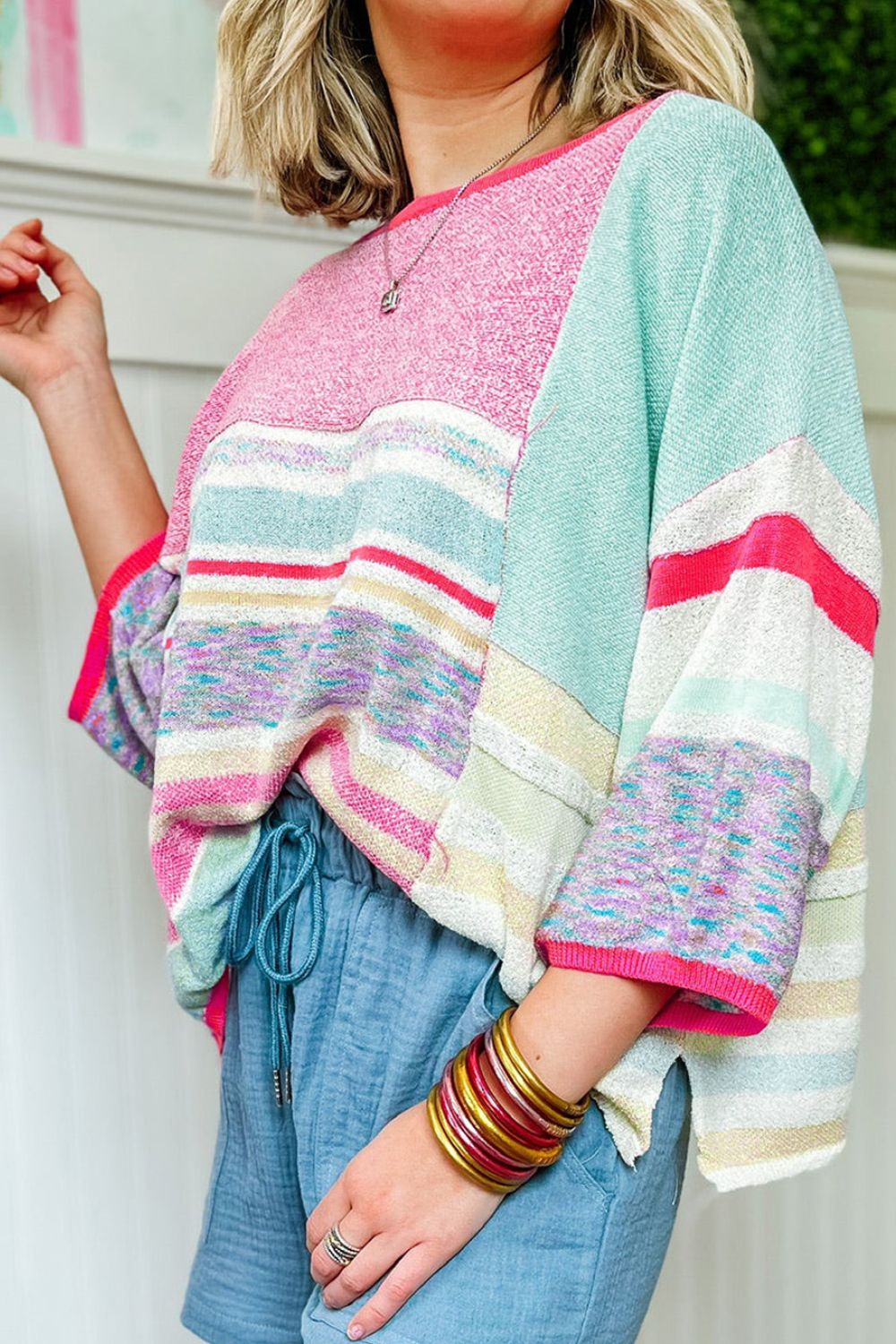 Strickoberteil mit kontrastierendem Rundhalsausschnitt und Dreiviertelärmeln