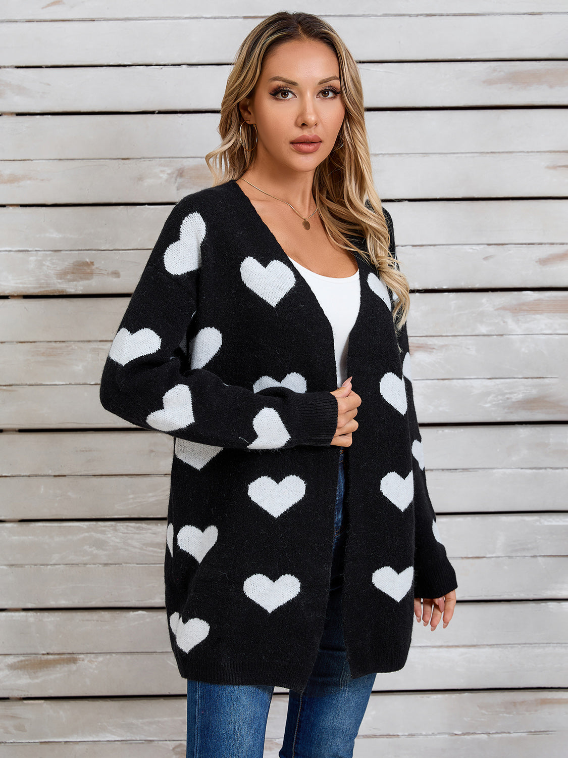 Langärmlige Strickjacke mit Engelsflügeln und Herzmuster, vorne offen