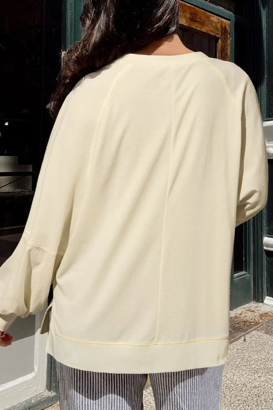 Langärmliges Oberteil mit seitlichem Schlitz und Kerbe