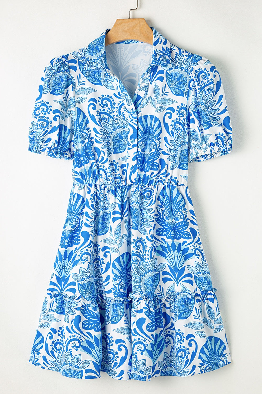 Kurzärmliges Minikleid mit Stufenmuster und Print