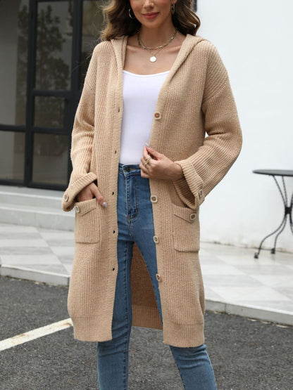 Langärmlige Strickjacke mit Kapuze und Taschen zum Knöpfen