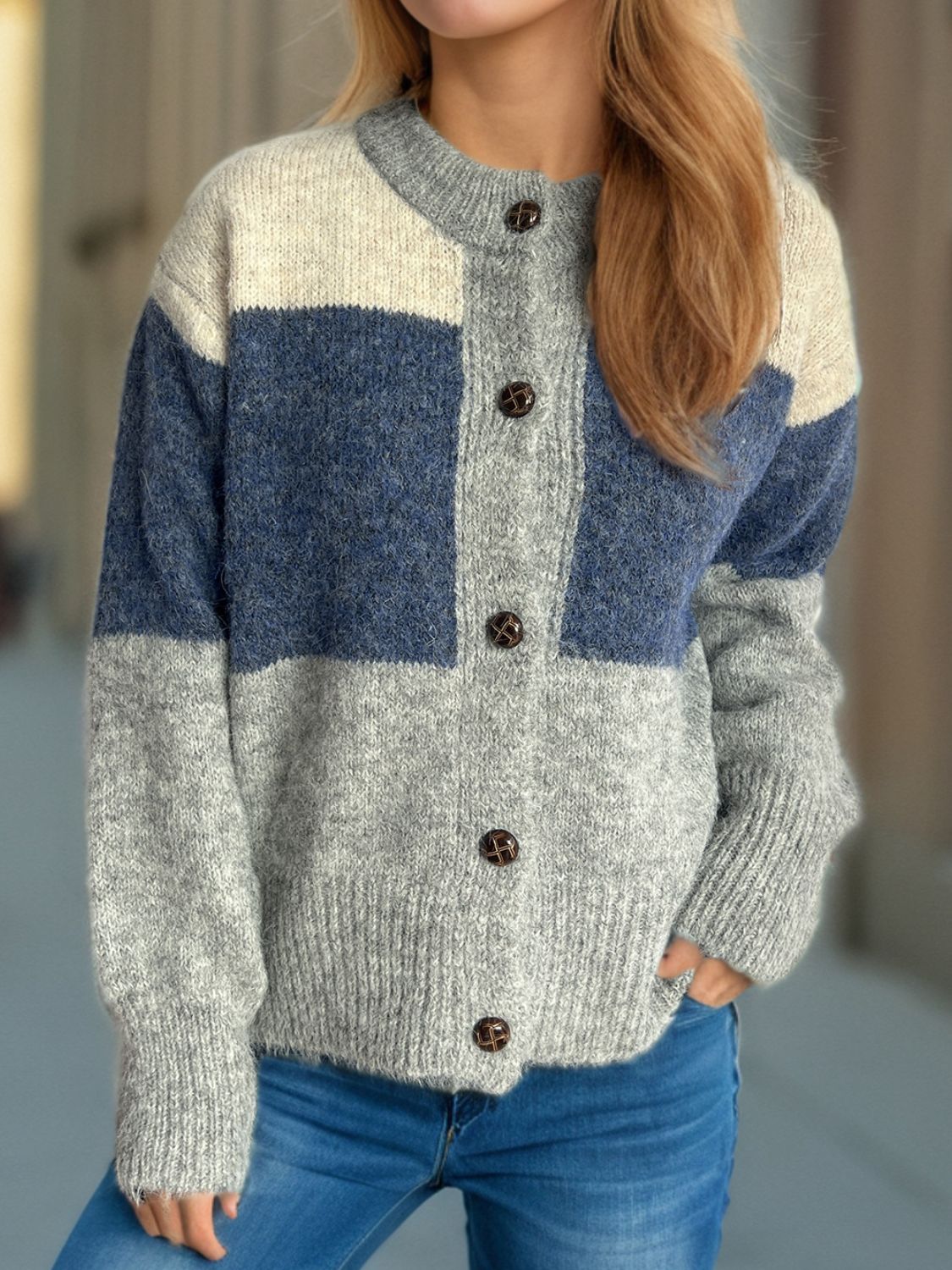 Strickjacke mit Rundhalsausschnitt und Knopfleiste in Farbblock-Optik