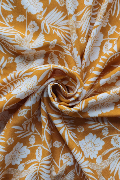 Set aus bedrucktem Oberteil mit halblangen Ärmeln und geschlitztem Rock